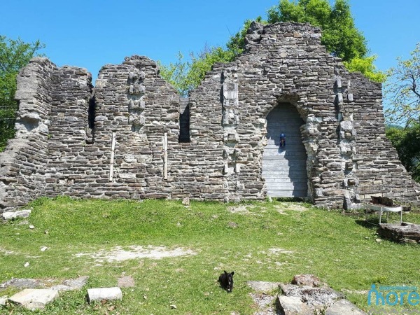 Руины храма в Лоо